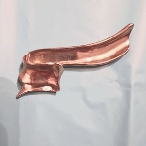 Elegant Gold Ribbon Shaped Brooch